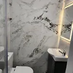 4 Cosy Bedrooms Near Airport & 7people דבלין