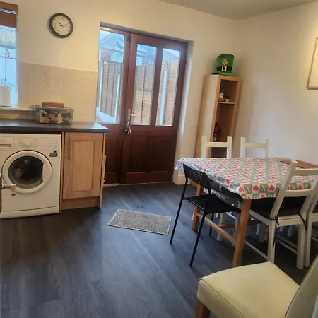 4 Cosy Bedrooms Near Airport & 7people Habitación en casa particular